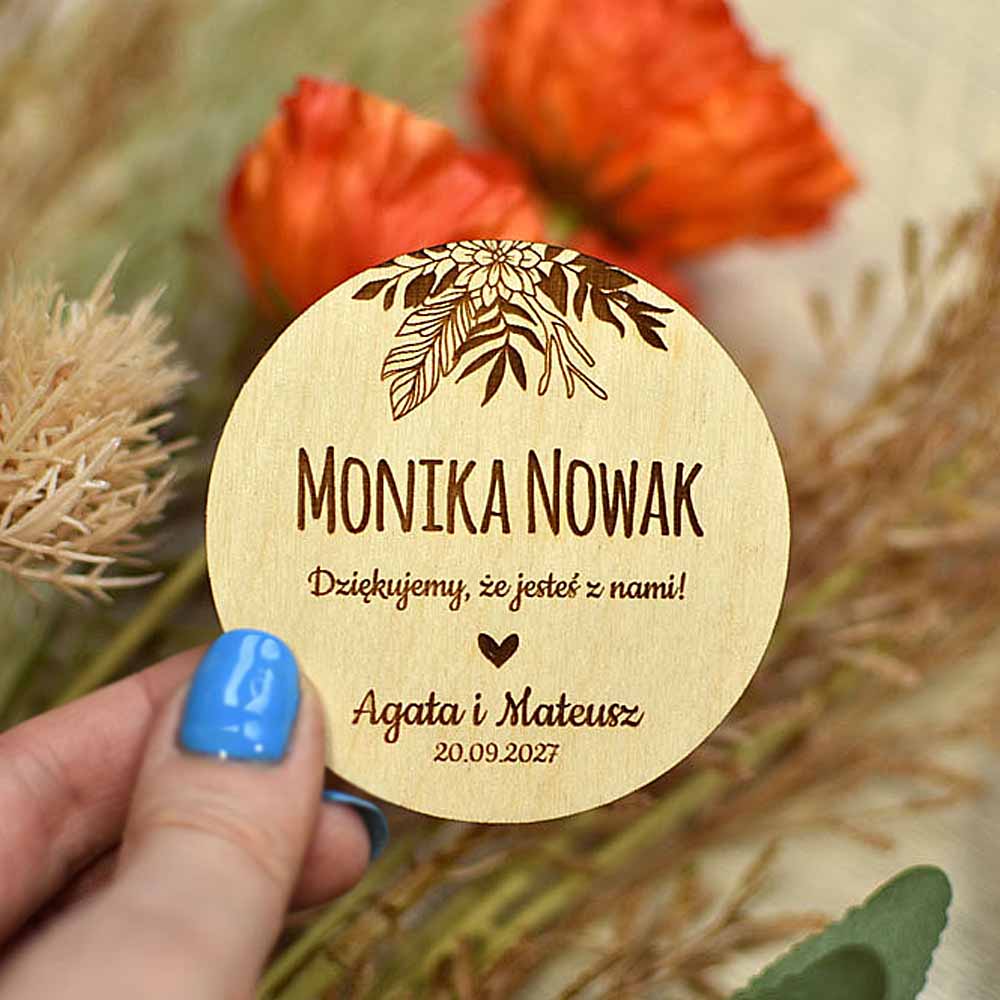 upominek dla gości i drewniana winietka w jednym